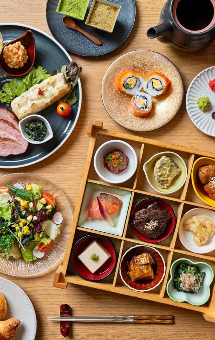 美味的日式和西式早餐，包括培根、雞蛋、壽司、沙拉、米飯、味噌湯和咖啡。
