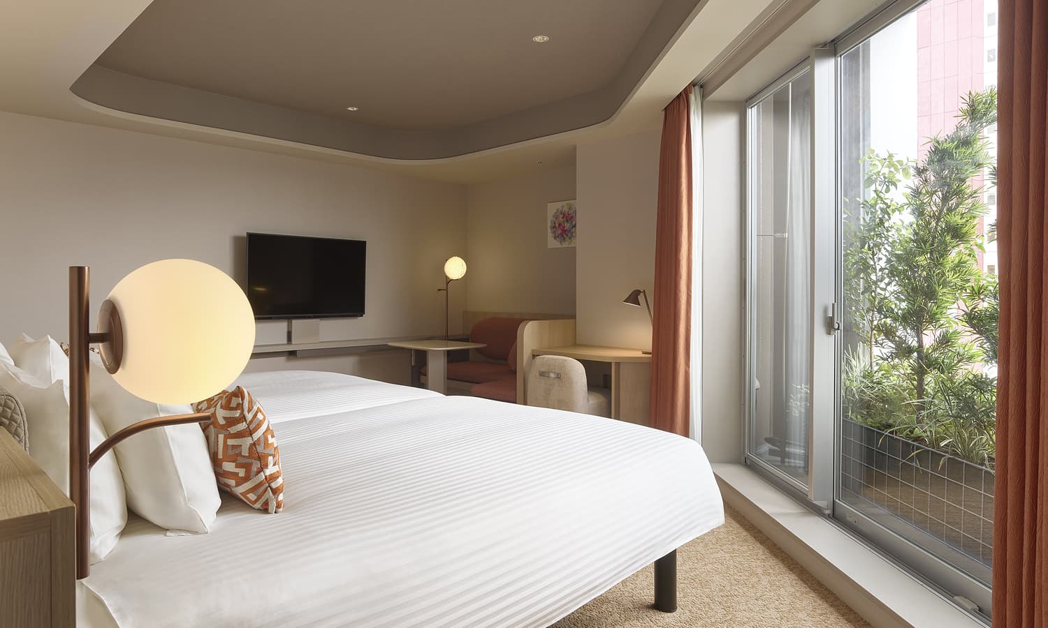 디럭스 코너 트윈(할리우드 스타일)룸에는 침대 2개, TV, 도시 전망을 감상할 수 있는 창이 있습니다.