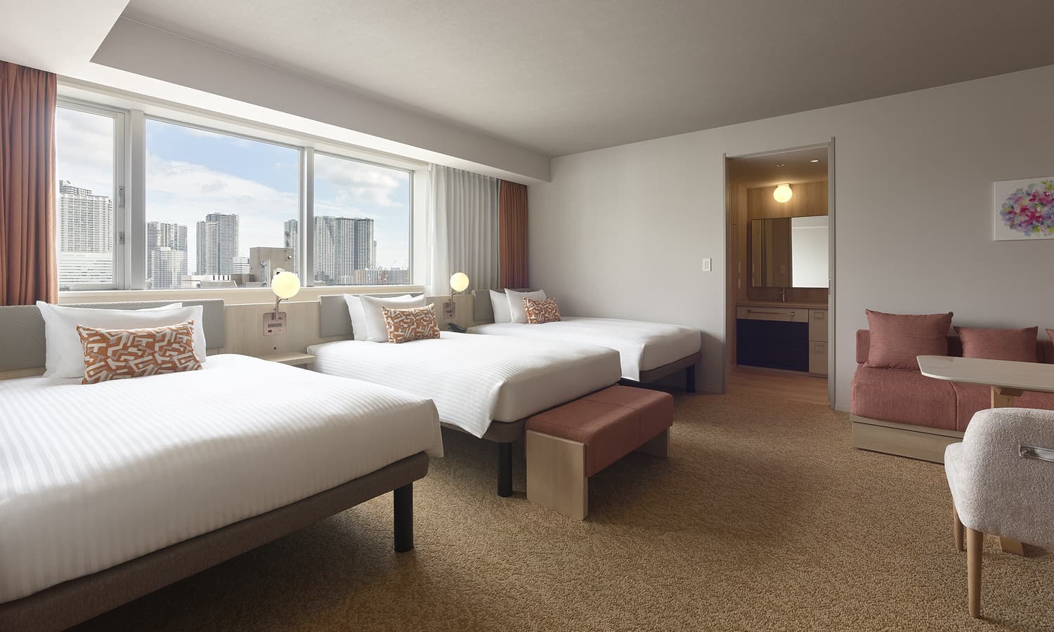 디럭스 트리플(+소파베드)룸에는 침대 3개, 소파, 도시 전망을 감상할 수 있는 큰 창이 있습니다.