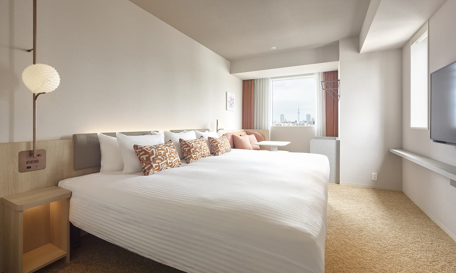 슈페리어 와이드 킹룸에는 넓은 킹사이즈 침대와 휴식 공간이 있으며 도시 전망을 감상할 수 있습니다.