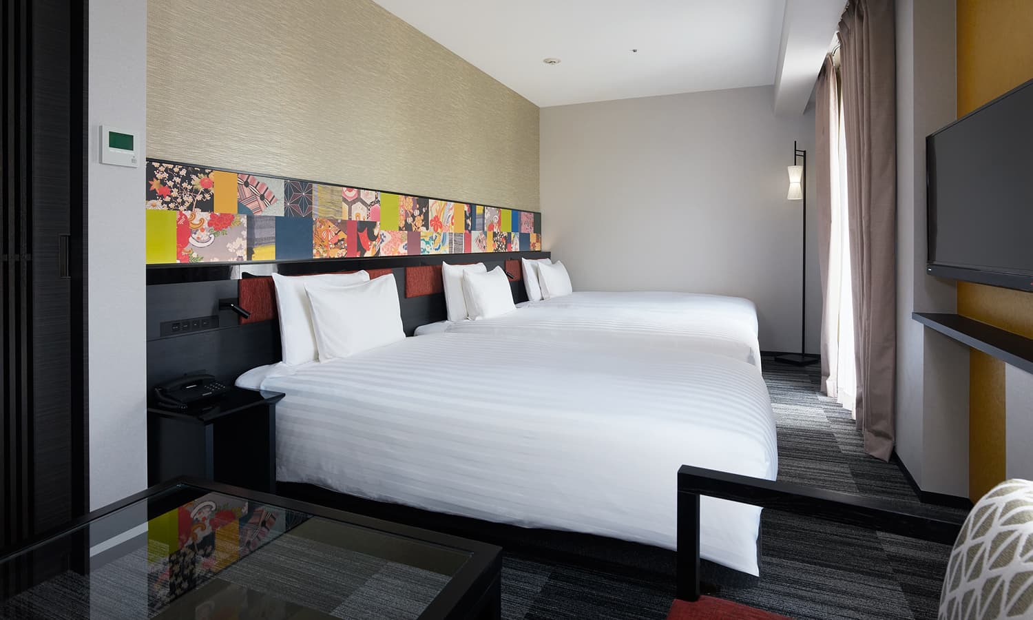 슈페리어 트리플룸에는 침대 3개, 일본풍 회화가 담긴 헤드보드, 넓은 창, TV, 좌석 공간이 있습니다.