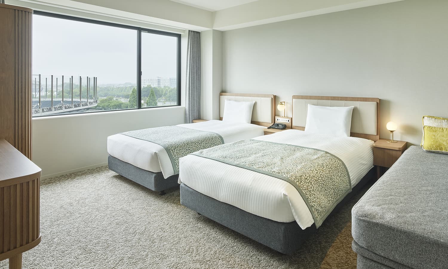 스위트(+주방, 세탁기)룸에는 침대 2개(+추가), 탁자, 카펫 바닥, 울창한 녹음이 우거진 창밖 풍경을 감상할 수 있는 창이 있습니다.