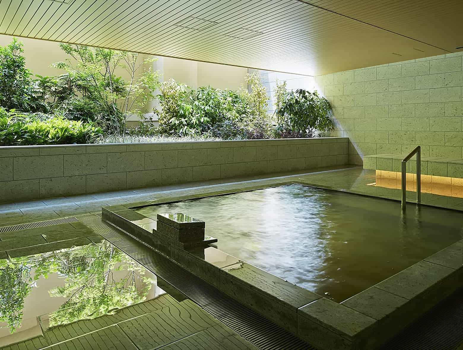 돌벽과 나무 천장, 그리고 푸른 정원이 내려다보이는 멋진 전망을 자랑하는 대욕장.