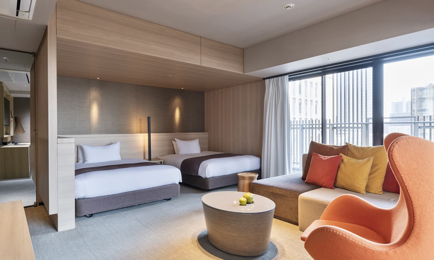 이그제큐티브 트윈룸(5~6층)에는 침대 2개, 소파와 의자, 베개, 그리고 도시 전망을 감상할 수 있는 큰 창이 있습니다.