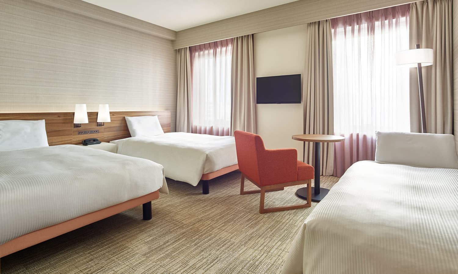 스탠다드 트윈(+소파베드)룸에는 침대 2개, 좌석 공간, 편안한 소파베드, 넓은 창이 있습니다.