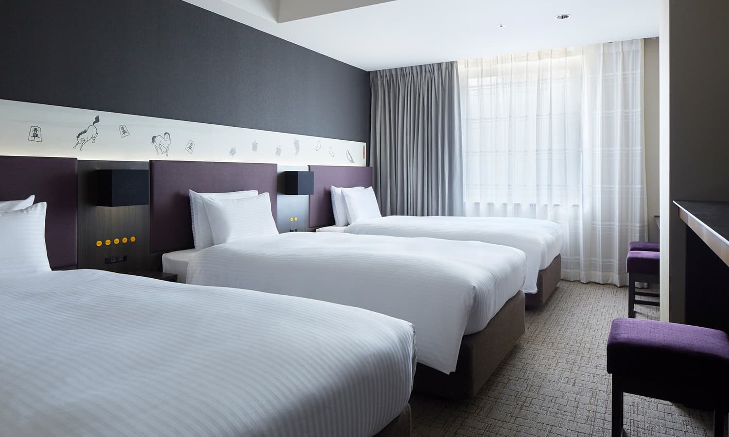 슈페리어 트리플룸은 나란히 놓여 있는 싱글 침대 3개, 어두운 컬러 톤의 포인트 벽, 보라색 헤드보드, 넓은 창을 갖추고 있습니다.