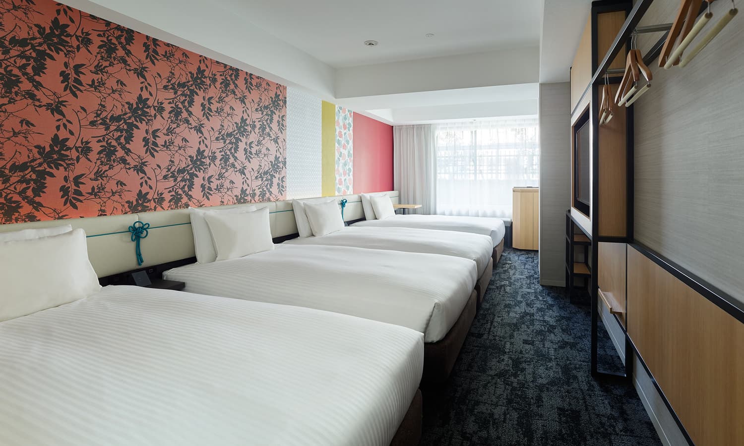 슈페리어 쿼드룸에는 침대 4개, 기모노 패턴의 멋진 포인트 벽, 햇살이 쏟아지는 대형 창이 있습니다.