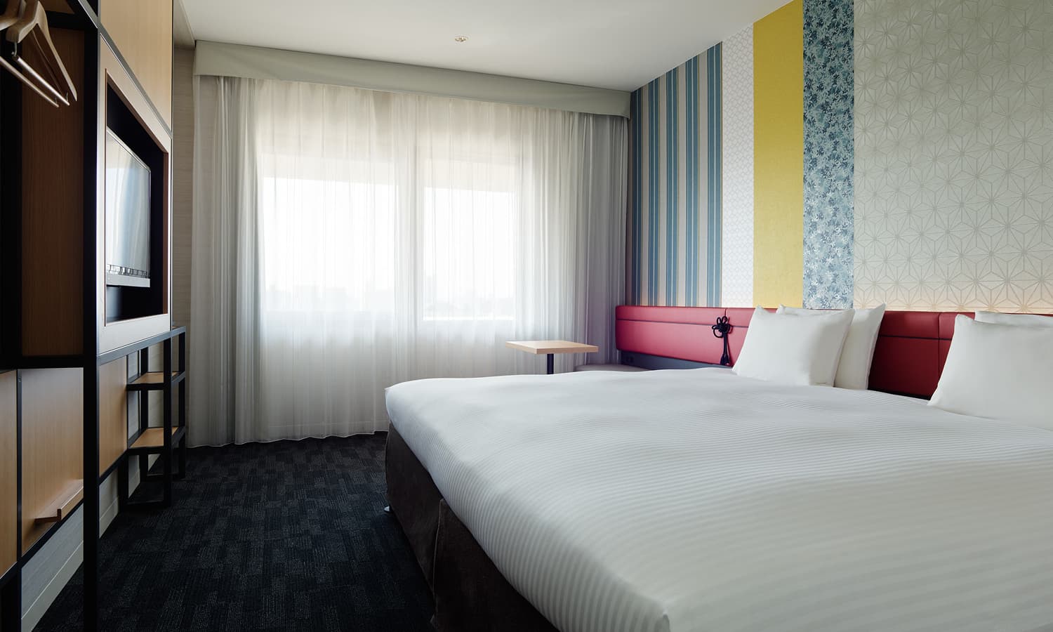 슈페리어 와이드 킹룸에는 넓은 킹사이즈 침대, 기모노 패턴의 멋진 포인트 벽, 햇살이 쏟아지는 대형 창이 있습니다.