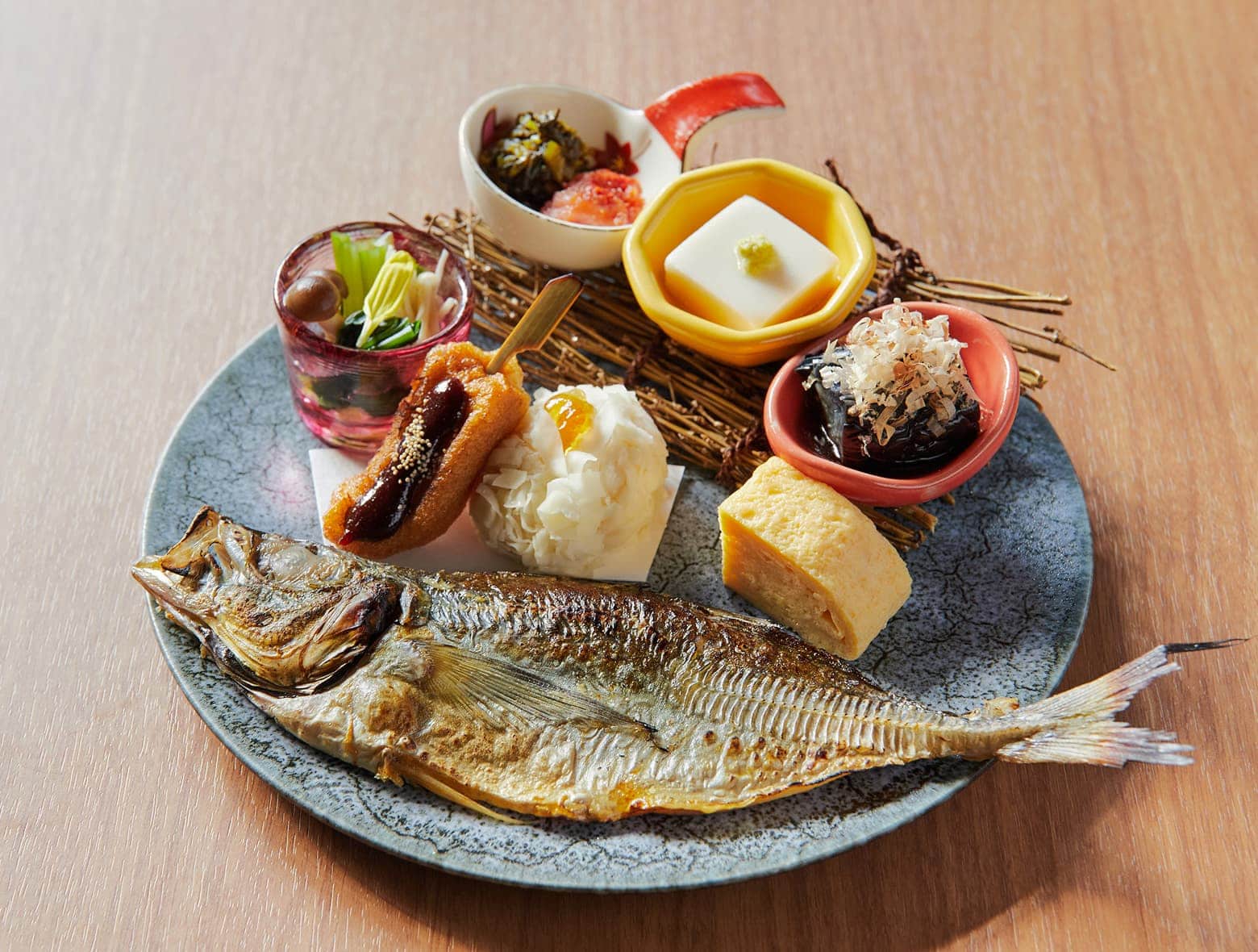 생선구이, 두부, 다시마키(육수를 넣은 일본식 계란말이)와 다채로운 반찬을 곁들인 전통 일식 조식.