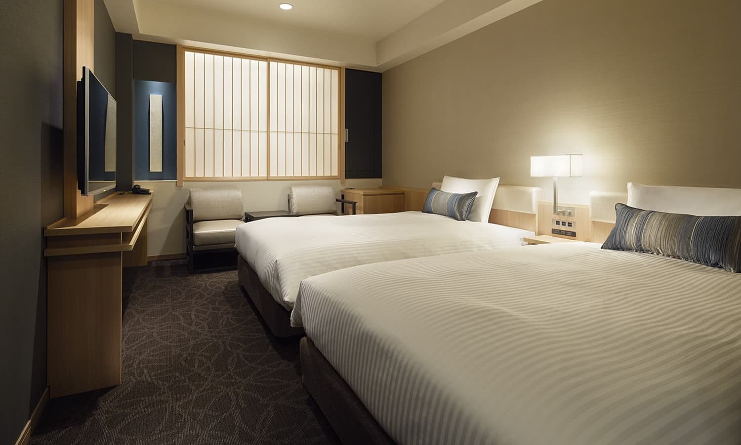 슈페리어 트윈룸에는 세미더블 침대 2개, 전통 일본식 쇼지(일본 전통 가옥에서 볼 수 있는 미닫이 문 또는 창으로 나무 틀에 일본 전통 종이를 바른 형태) 창 가까이의 좌석 공간, 목재 가구가 있습니다.