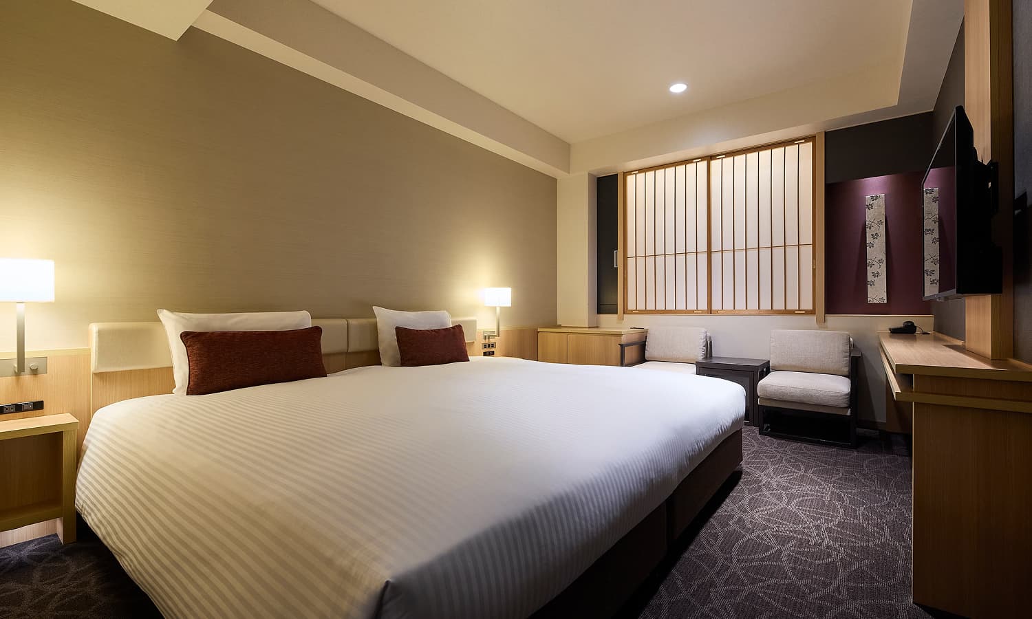 스탠다드 와이드 킹룸에는 넓은 킹사이즈 침대, 전통 일본식 쇼지(일본 전통 가옥에서 볼 수 있는 미닫이 문 또는 창으로 나무 틀에 일본 전통 종이를 바른 형태) 창 가까이의 좌석 공간, 목재 가구가 있습니다.