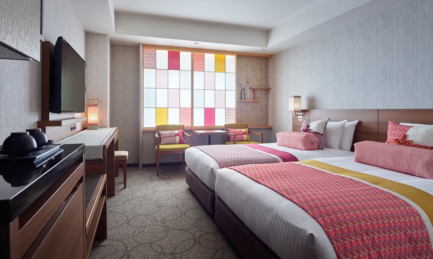 단고 지리멘 스탠다스 트윈룸에는 싱글 침대 2개, 컬러풀한 쇼지(일본 전통 가옥에서 볼 수 있는 미닫이 문 또는 창으로 나무 틀에 일본 전통 종이를 바른 형태) 창 패널 가까이에 배치된 의자 2개가 있으며 머리핀과 국화 등 일본의 전통적인 모티브를 디자인 곳곳에 활용했습니다.