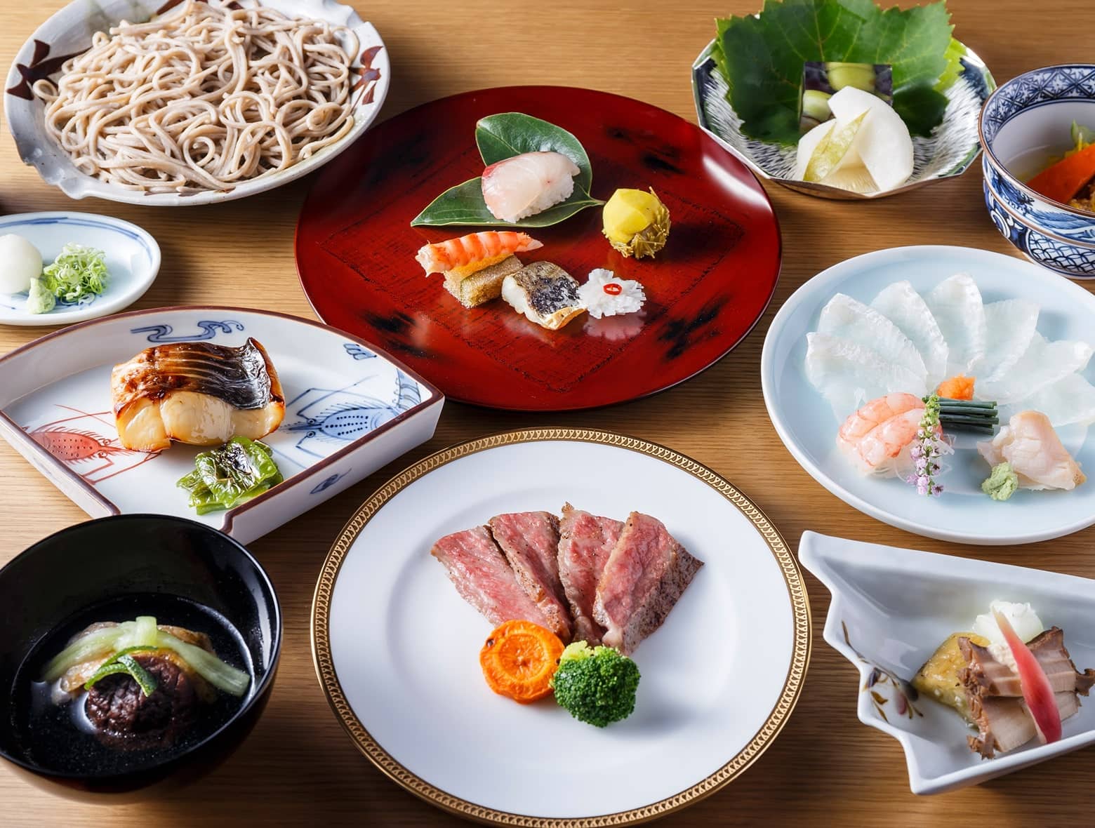 晚餐菜單包含新鮮生魚片、海鮮拼盤、蕎麥麵、正宗日式甜點及特製加賀料理，豐富多樣，盡顯風味。