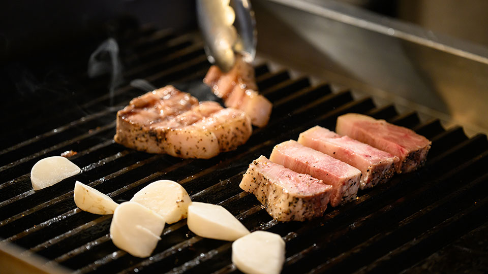 北海道产猪肉与时令蔬菜的烤制料理
