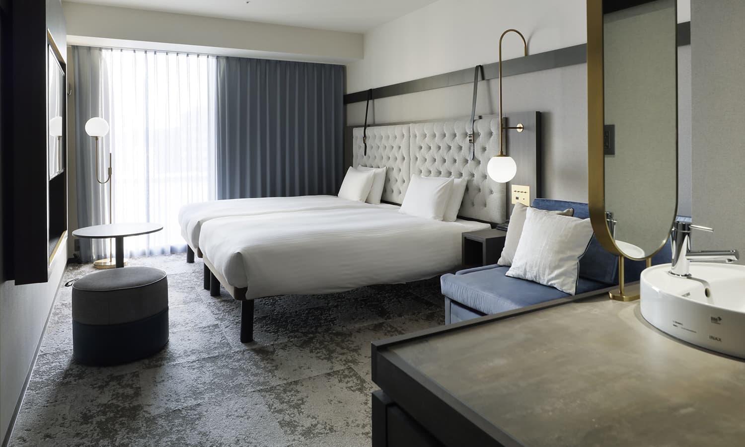 슈페리어 트윈(+소파베드, 샤워부스)룸에는 회색 퀼팅 헤드보드가 있는 트윈 침대, 소파베드, 어두운 색 목재 장식, 벽걸이 TV, 넓은 창이 있습니다.