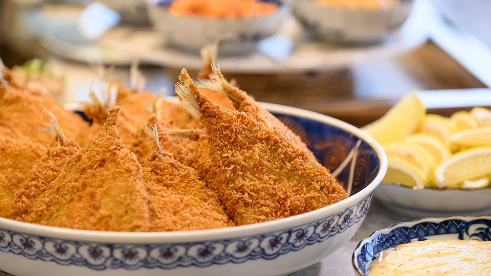 揚げたて肉厚なアジフライ