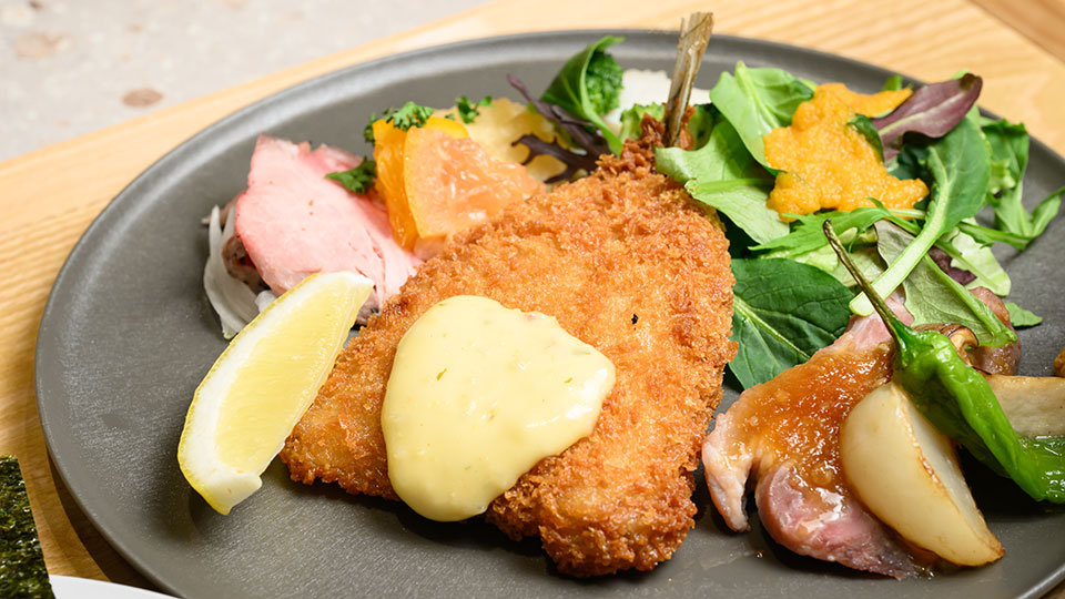 揚げたて肉厚なアジフライ