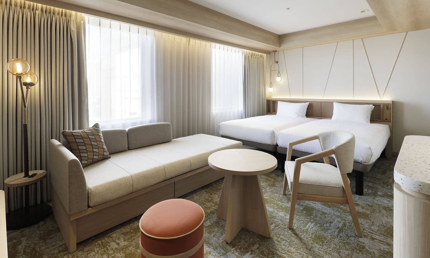 디럭스 트윈(+소파베드)룸에는 싱글 침대 2개, 소파베드, 미니멀한 목재 가구, 차분한 색조, 좌석 공간, 넓은 창이 있습니다.