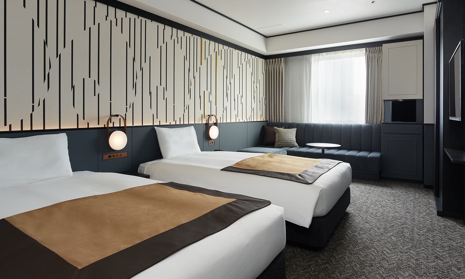 高級雙床房(東京鐵塔觀景房),配備有兩張單人床、一張沙發,床後方引人注目的黑白直紋圖造型牆。