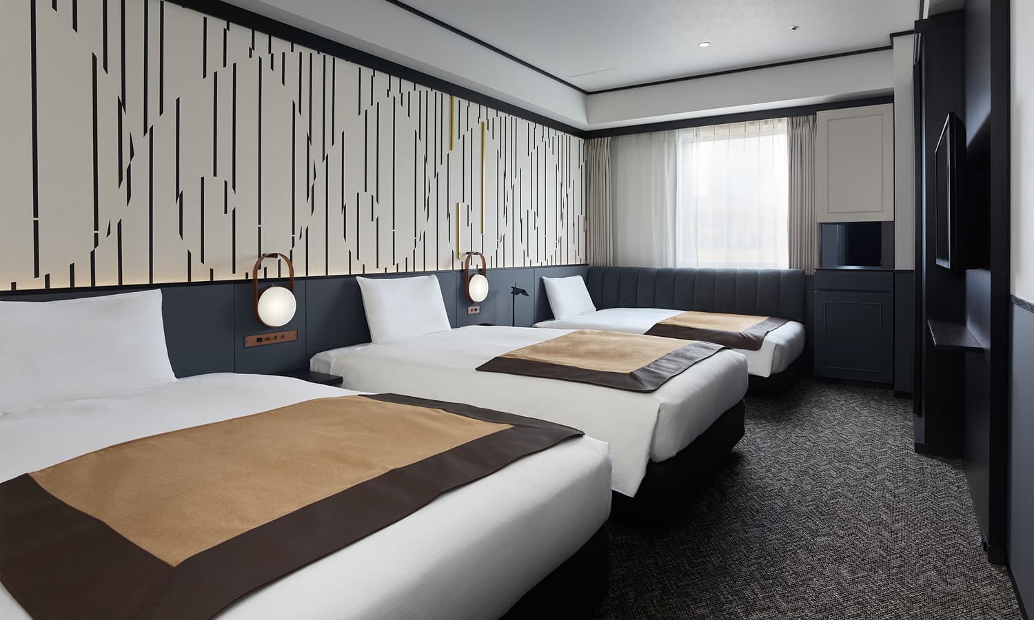 高級三床房,配備有三張床、一張沙發,床後方引人注目的黑白直紋圖造型牆。