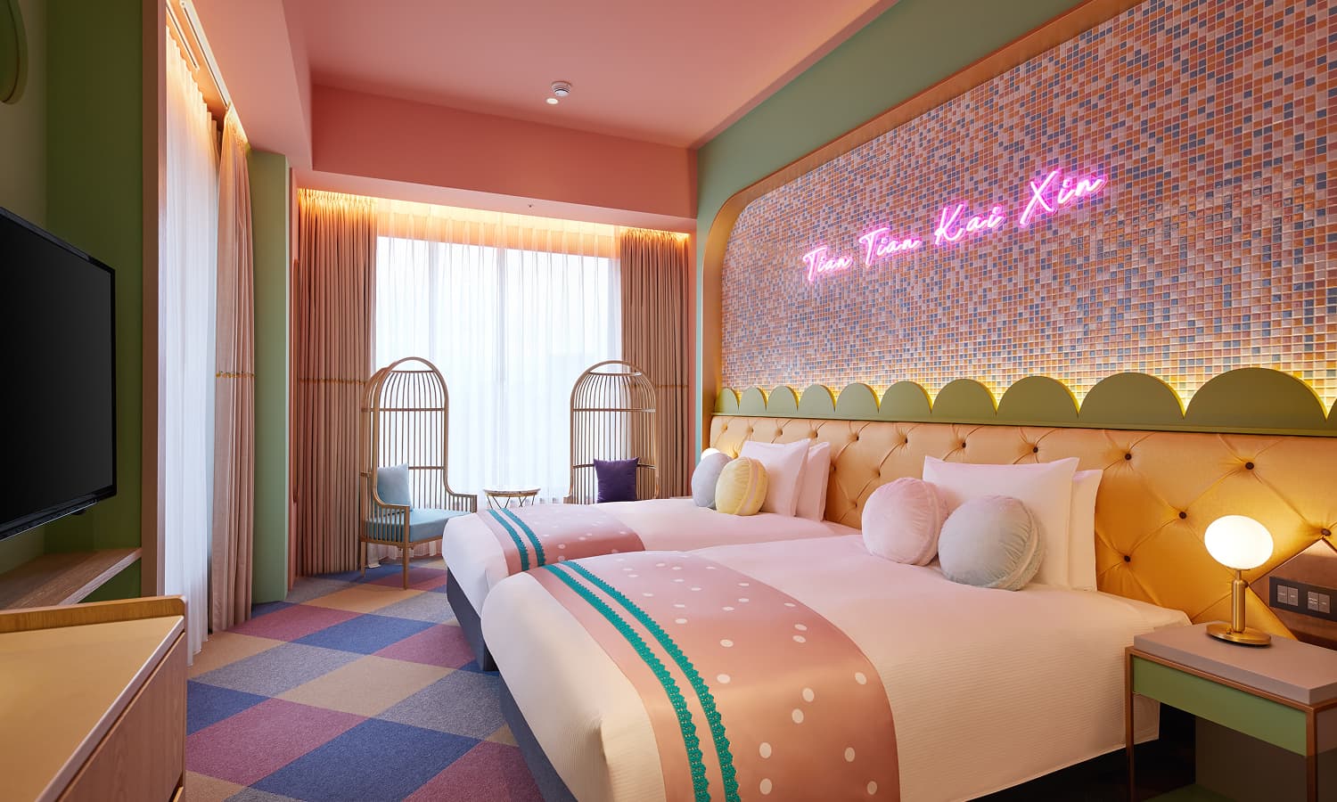 하오샹텐텐~Sweets~ 디럭스 트윈룸에는 트윈 침대, 핑크 네온 벽 장식, 파스텔톤 인테리어, 독특한 새장 모양 의자가 있습니다.