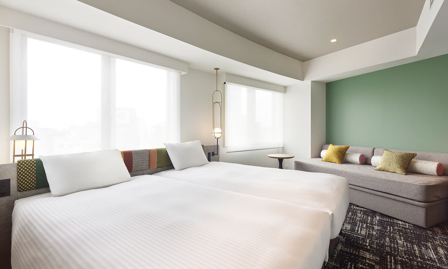 슈페리어 트윈(+소파베드)룸은 싱글 침대 2개, 소파베드, 자연광이 들어오는 얇은 창문 커버, 은은한 녹색 포인트 벽을 갖추고 있습니다.