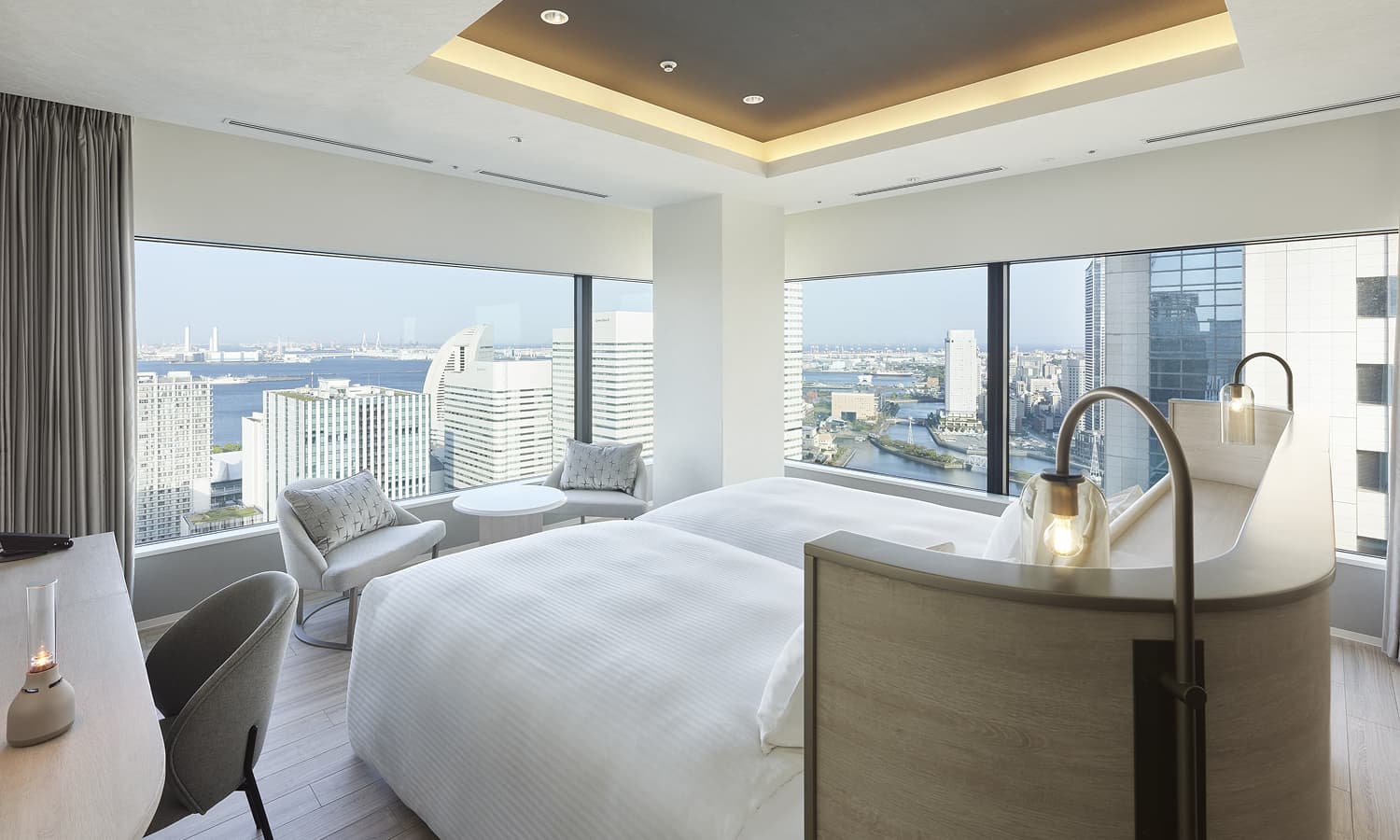 이그제큐티브 코너 트윈룸에는 침대 2개, 탁 트인 전망을 감상할 수 있는 큰 창, 좌석 공간이 있습니다.