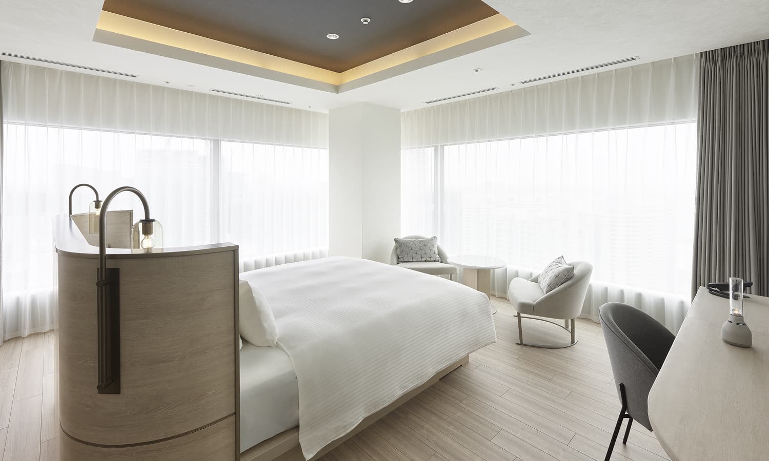 이그제큐티브 코너 킹룸에는 킹 사이즈 침대, 큰 창, 좌석 공간이 있습니다.